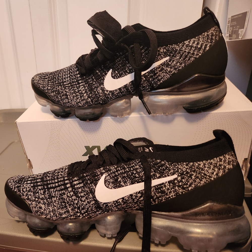 Nike Air Vapormax Flyknit 3 Shoes in Black/White-Metallic Silver; Size W 9.5;New